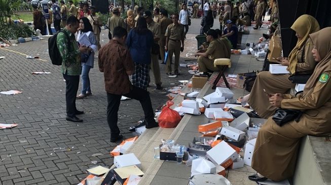 Viral Foto Sampah Berserakan di Acara Lurah, Pemprov Jatim: Kami Minta Maaf