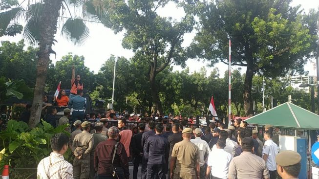 Presidium Gerakan Jaga Indonesia kembali menggelar aksi demonstrasi di depan Balai Kota DKI Jakarta, Jalan Medan Merdeka Selatan, Jakarta Pusat, pada Rabu (26/2/2020). (Suara.com/FakhriFuadi)