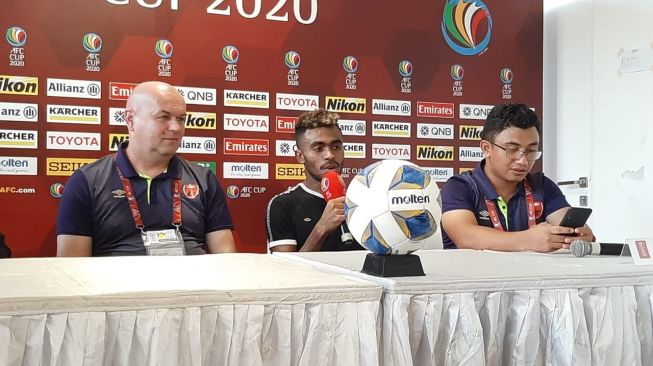 Pelatih PSM Makassar Bojan Hodak bersama dengan pemainnya Yakob Sayuri saat memberikan keterangan pers usai mengalahkan Shan United 3-1 di Stadion Madya, Senayan, Jakarta, Rabu (26/2/2020). (Suara.com/Adie Prasetyo Nugraha)