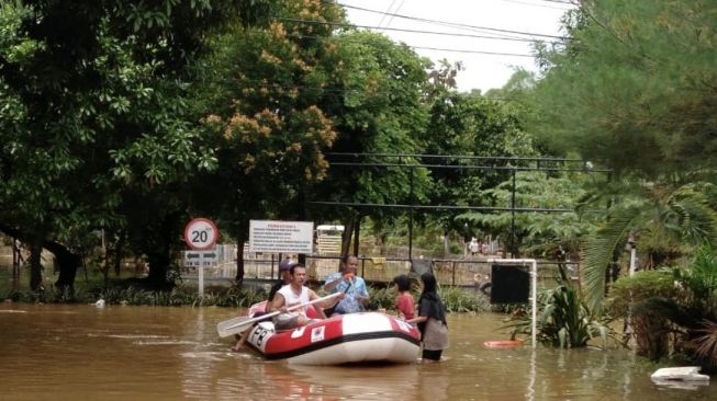 Meski Banjir Masih Tinggi, Warga Bumi Nasio Bekasi Enjoy Tinggal di Rumah