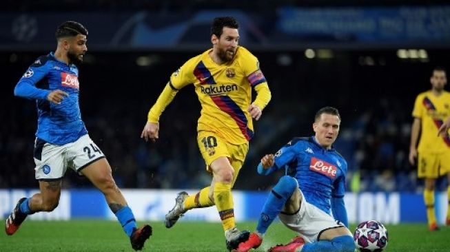 Dua pemain Napoli nampak mengepung pergerakan bintang Barcelona, Lionel Messi. (FILIPPO MONTEFORTE / AFP)
