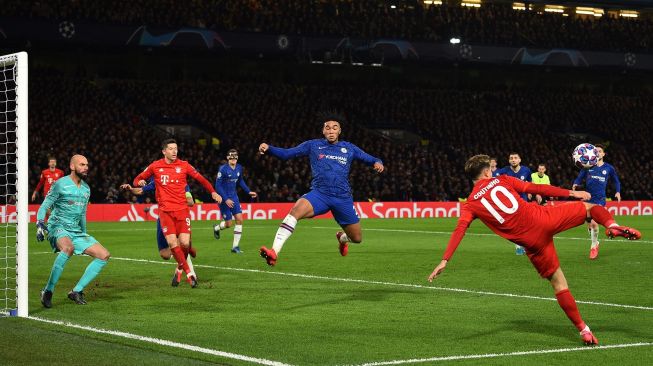 Gelandang Bayern Munich Philippe Coutinho (kanan) melakukan tendangan yang gagal selama pertandingan leg pertama babak 16 besar  Liga Champions antara Chelsea melawan Bayern Munich di Stamford Bridge, London, Inggris, Rabu (26/2) dini hari WIB. [Glyn KIRK / AFP]