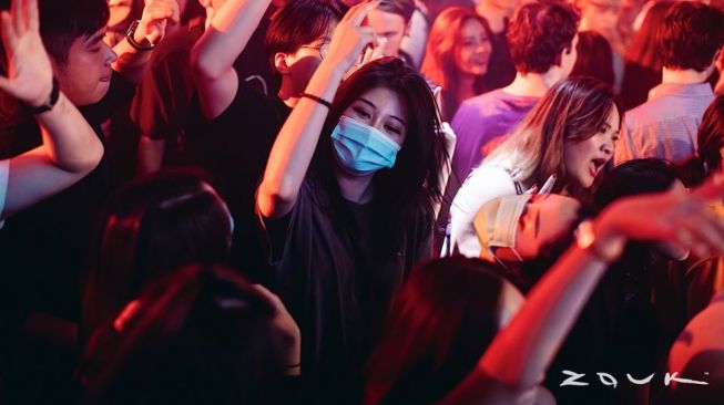 Wanita di kelab malam Zuok Singapura (Facebook/Zuok Singapore)