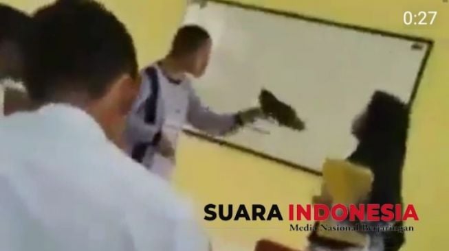 Gara-gara Sandal, Guru dan Siswinya di Lamongan Bertengkar di Kelas