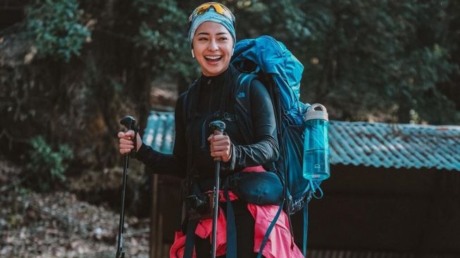 Interview: Pengalaman Seru Nikita Willy Saat Mendaki Gunung Himalaya