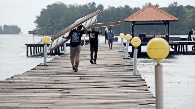 Aktivitas di Pulau Sebaru Kecil di Kepulauan Seribu, Jakarta, Rabu (26/2). [ANTARA FOTO/Akbar Nugroho Gumay]