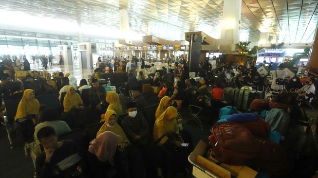 Calon Jamaah Umroh menunggu kepastian pemberangkatan ke Tanah Suci Mekah di Terminal 3 Bandara Soekarno Hatta, Tangerang, Banten, Kamis (27/2). [Suara.com/Angga Budhiyanto]