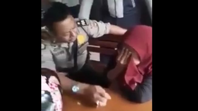 Tangkapan layar video viral isu penculikan anak di Terminal Induk Bekasi. [Istimewa]