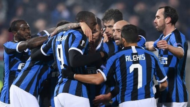 Pemain Inter Milan rayakan gol ke gawang Ludogorets di laga leg pertama babak 32 besar Liga Europa 2019/2020 di Ludogorets Arena, Bulgaria, Jumat (21/2/2020) dini hari WIB. [NIKOLAY DOYCHINOV / AFP]