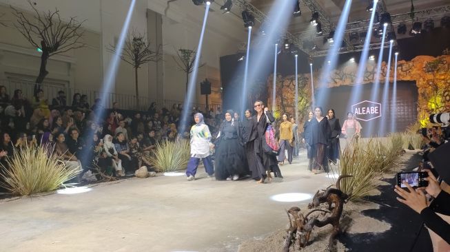 Melly Goeslaw Pamerkan Karya Busananya di Fashion Rhapsody 2020. (Suara.com/Frieda Isyana)