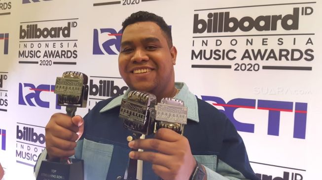 Andmesh Kamaleng borong 3 piala di ajang Billboard Indonesia Music Awards 2020 [Suara.com/Ismail]