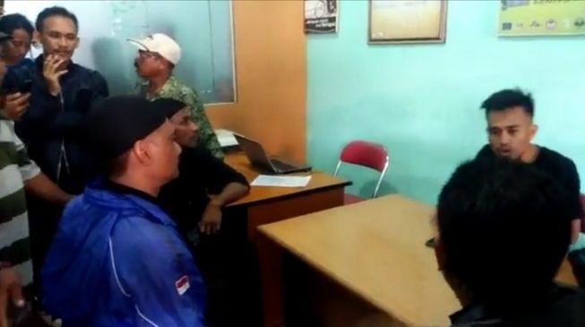 Bidik layar terkait rekaman video berisi penampakan polisi saat ormas gabungan kepung Kantor LBH Surabaya. (Twitter)