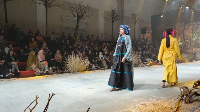 Melly Goeslaw Pamerkan Karya Busananya di Fashion Rhapsody 2020. (Suara.com/Frieda Isyana)