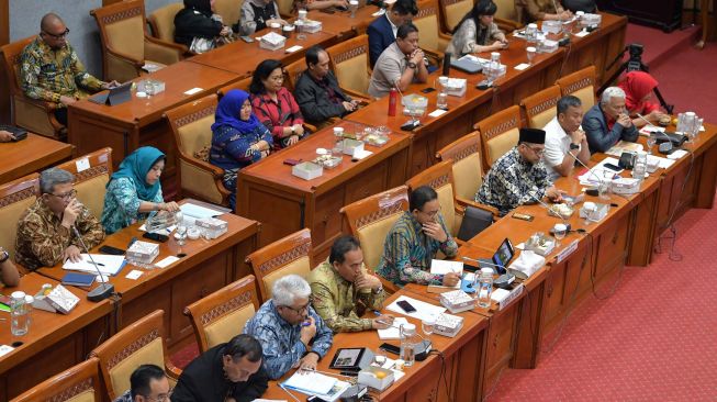 Suasana Rapat Dengar Pendapat (RDP) Komisi X DPR dengan Gubernur DKI Jakarta Anies Baswedan di Kompleks Parlemen, Senayan, Jakarta, Kamis (27/2). [ANTARA FOTO/M Risyal Hidayat]
