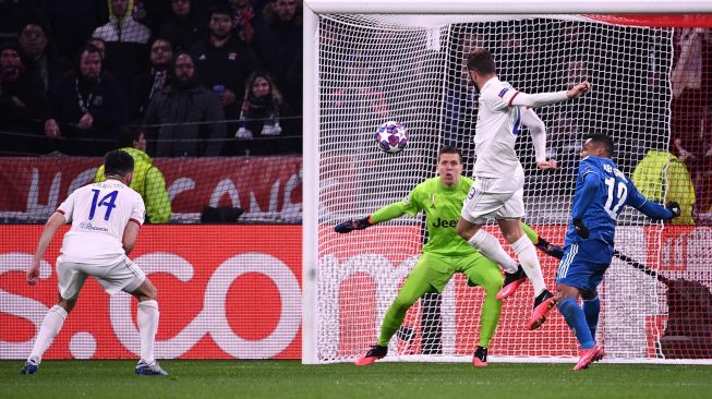 Gelandang Lyon Prancis Lucas Tousart mencetak gol selama putaran leg pertama babak 16 besar Liga Champions antara Lyon melawan Juventus di Stadion Parque Olympique Lyonnais, Perancis, Kamis (27/2) dini hari WIB. [FRANCK FIFE / AFP]