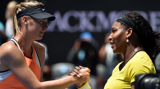 Petenis cantik asal Rusia, Maria Sharapova (kiri), bersalaman dengan Serena Williams usai kalah dalam pertandingan grand slam Australia Open 2016. [AFP/Saeed Khan]