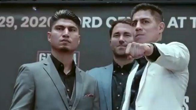 Screenshot petinju AS Mikey Garcia (kiri) dan Jessie Vargas (kanan) usai konferensi pers pertarungan kejuaraan tinju dunia antara kedua petinju, Rabu (26/2/2020) malam waktu setempat. [Instagram@teammikeygarcia]