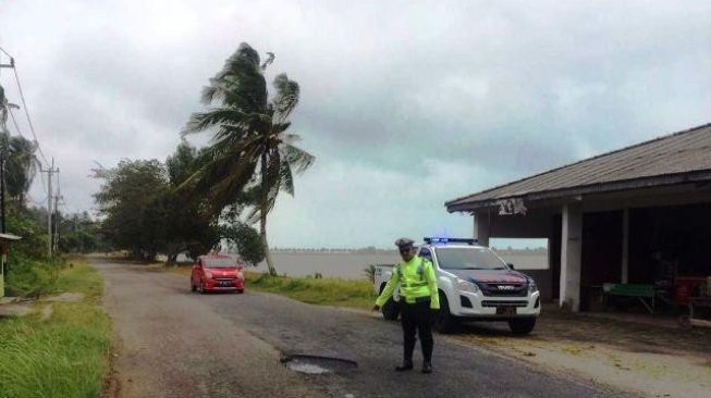 Belasan Titik Jalan Berlubang di Bintan Intai Pengendara
