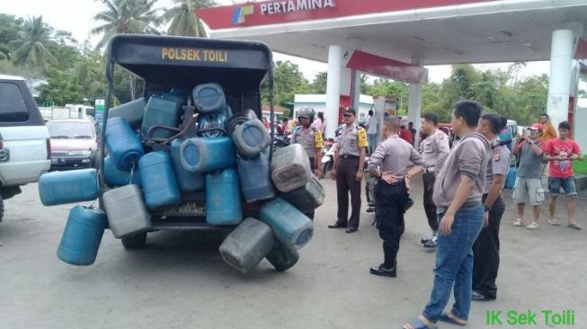 Tertipkan Antrian Panjang di SPBU, Polsek Toili Bakar Puluhan Jerigen
