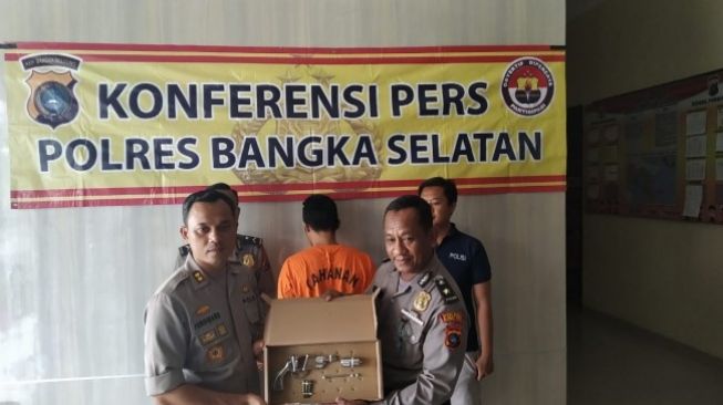Warga OKI Sumsel yang Simpan Sepucuk Senpi Revolver Ini Dibekuk Petugas