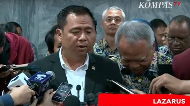 Menteri Basuki tertawa di sebelah Lazarus.(Youtube/Kompas TV)