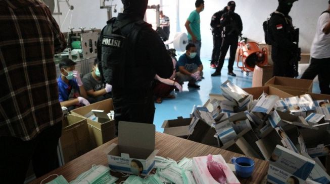Ramai Isu Virus Corona, Polisi Gerebek Pabrik Masker Ilegal di Cilincing