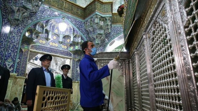 Menentang Virus Corona, Warga Iran Jilati Makam Suci Fatimah Al Maksumah