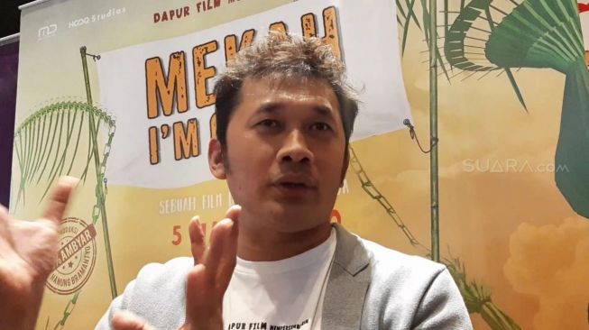  Sutradara film Hanung Bramantyo saat ditemui di Grand Indonesia, Jakarta Pusat, Kamis (27/2/2020). [Suara.com/Yuliani]