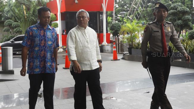 Ketua Komisi Pemilihan Umum (KPU) Arief Budiman (tengah) tiba di gedung KPK untuk menjalani pemeriksaan di Jakarta, Jumat (28/2).  [Suara.com/Angga Budhiyanto]
