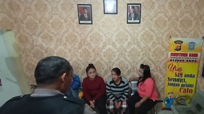 Polisi saat merazia PSK di Kecamatan Cikande, Kabupaten Serang, Banten. (Suara.com/Yandhi D).