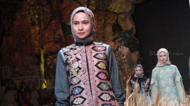 Sejumlah model memperagakan busana Karya Lia Afif yang bertema 'Pearle Naturale' dalam Ajang Fashion Rhapsody di The Tribrata, Jakarta, Kamis (27/2). [Suara.com/Oke Atmaja]