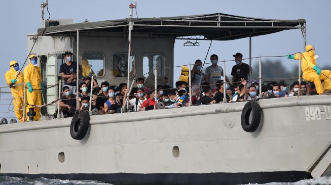 Landing Craft Utility (LCU) KRI dr Soeharso mengangkut WNI ABK World Dream untuk diobservasi di Pulau Sebaru Kecil, Kepulauan Seribu, Jakarta, Jumat (28/2).  [ANTARA FOTO/Akbar Nugroho Gumay]