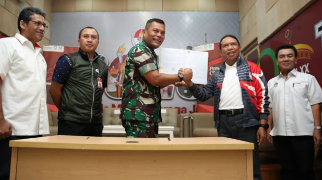 Menpora Zainudin Amali (kedua dari kanan) dan Ketua Umum Perbakin Joni Supriyanto usai MoU terkait pencairan dana bantuan pemerintah untuk Pelatnas Olimpiade 2020 di Gedung Kemenpora, Jakarta, Jumat (28/2/2020). [Dok. Kemenpora]