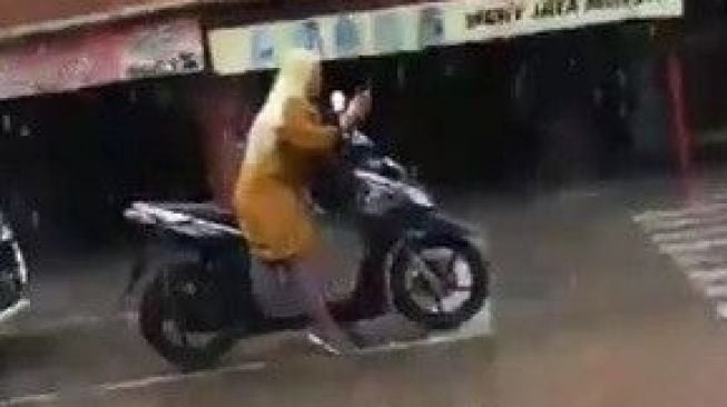 Aksi viral emak-emak pengendara motor matik.[Twitter]