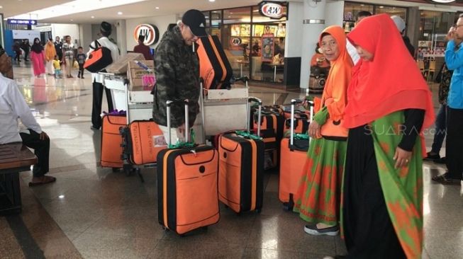 Tak Percaya Gagal Umrah, Puluhan Calon Jemaah di Bandara Nekat Berangkat