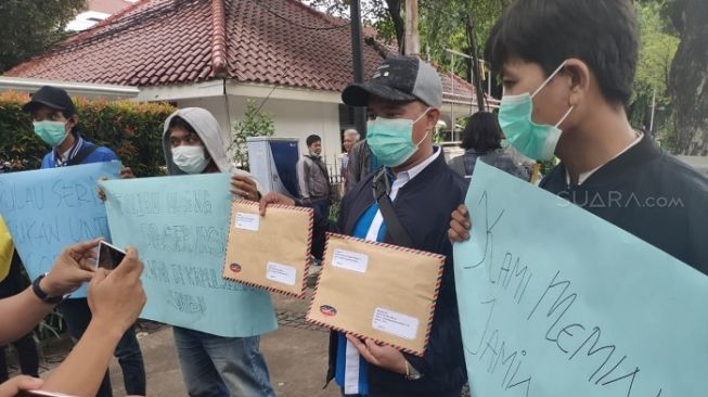 Massa aksi yang tergabung dalam KNPI menolak rencana observasi 188 WNI ABK Wolrd Dream di Pulau Sebaru. (istimewa).