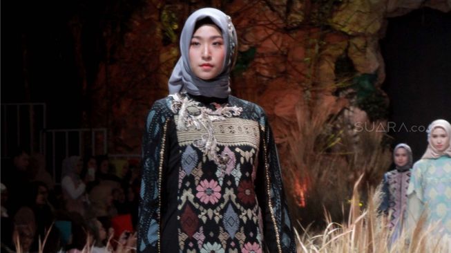 Model memperagakan busana Karya Lia Afif yang bertema 'Pearle Naturale' dalam Ajang Fashion Rhapsody di The Tribrata, Jakarta, Kamis (27/2). [Suara.com/Oke Atmaja]