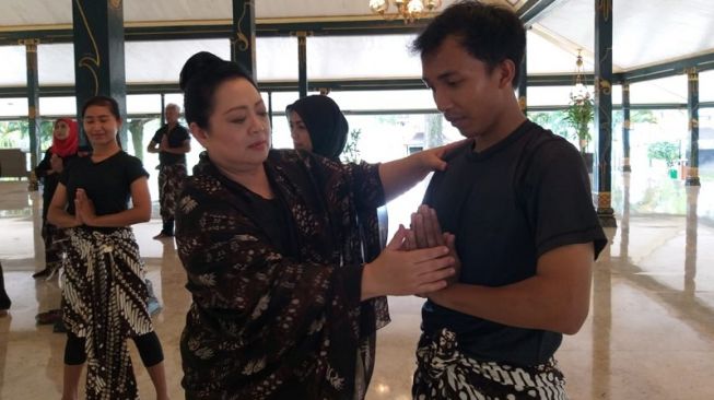 Woro mengajarkan peserta gerakan gladhen bandawasa yang tepat (HiMedik/Shevinna Putti)