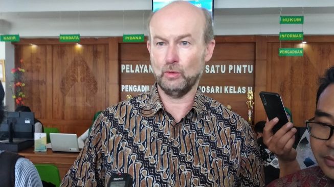 Kuasa Usaha Kedutaan Besar Australia untuk Indonesia Allaster Cox memberi keterangan kepada wartawan seusai acara diskusi di PN Kelas II Wonosari, Gunungkidul, Jumat (28/2/2020). - (SuaraJogja.id/Muhammad Ilham Baktora)