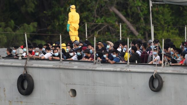 KRI dr Soeharso mengangkut WNI ABK World Dream untuk diobservasi di Pulau Sebaru Kecil, Kepulauan Seribu, Jakarta, Jumat (28/2).  [ANTARA FOTO/Akbar Nugroho Gumay]