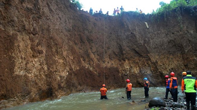 Sejumlah anggota BPBD Kota Bogor melakukan evakuasi jenazah di TPU Kebon Nanas yang terdampak tanah longsor di Kampung Nanggerang RT 03/06, Rangga Mekar, Kelurahan Pamoyanan, Kota Bogor, Jawa Barat, Jumat (28/2).  [ANTARA FOTO/Arif Firmansyah]
