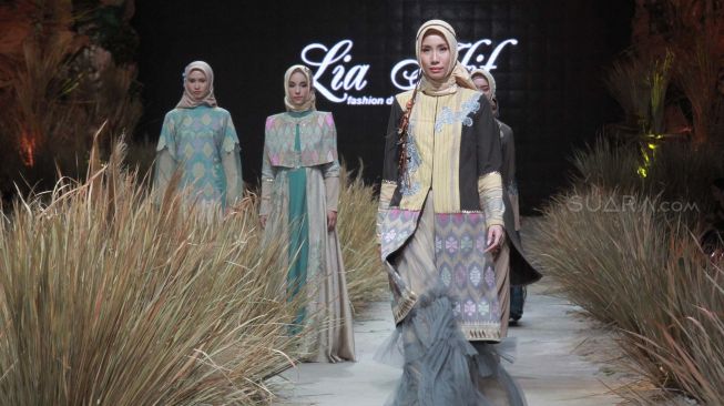 Model memperagakan busana Karya Lia Afif yang bertema 'Pearle Naturale' dalam Ajang Fashion Rhapsody di The Tribrata, Jakarta, Kamis (27/2). [Suara.com/Oke Atmaja]