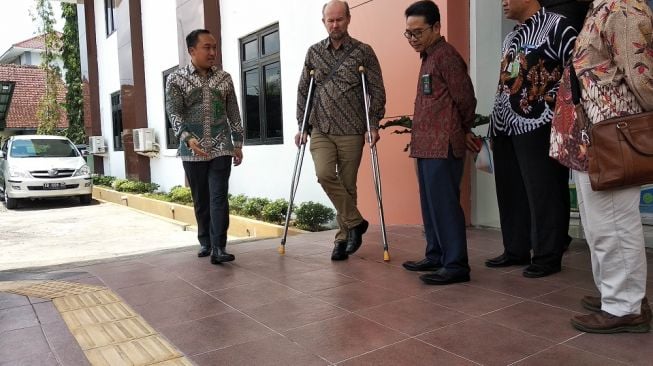 Sejumlah petugas PN Wonosari menunjukkan fasilitas difabel -- guiding block -- yang ada di pintu masuk PN Kelas II Wonosari, Gunungkidul, Jumat (28/2/2020). - (SuaraJogja.id/Muhammad Ilham Baktora)