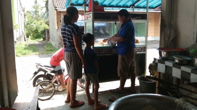 Perjuangan Komang Sutama, Kuliahkan Anak dari Jualan Gorengan