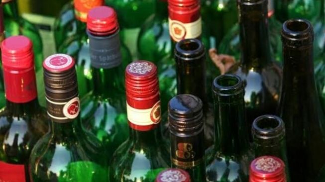 Warkop di Beltim Kedapatan Simpan Arak 20 Liter