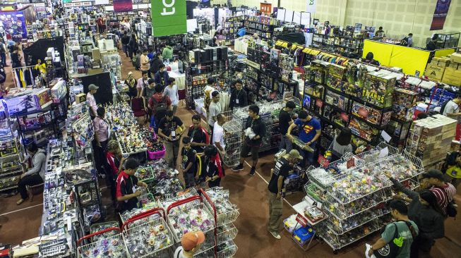 Pengunjung memadati area pameran "The Jakarta 16th Toys & Comics Fair 2020" di Kartika Expo, Balai Kartini, Jakarta, Sabtu (29/2).  [ANTARA FOTO/Aprillio Akbar]