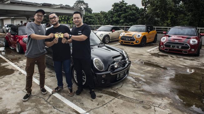 Corporate Communications Manager BMW Group Indonesia Ismail Ashlan (kiri), General Manager MINI Plaza Ferdy Purnama (kanan) dan Founder Indo MINI Club Enril Sajidina (tengah) berfoto bersama dalam acara perayaan 8 tahun berdirinya komunitas Indo MINI Club (IMC) di kompleks Gelora Bung Karno, Jakarta, Sabtu (29/2). [ANTARA FOTO/Aprillio Akbar]
