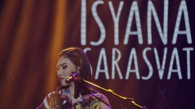 Penyanyi Isyana Sarasvati saat tampil di Jakarta International BNI Java Jazz Festival 2020, Kemayoran, Jakarta, Jumat (28/2/2020) malam. [ANTARA/Chairul Rohman]