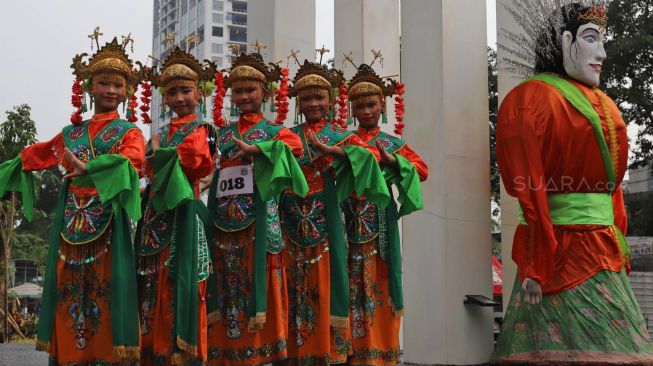 Para peserta Lomba Tari Betawi berpose di acara Lomba Tari Betawi  di Thamrin 10, Jakarta Pusat, Sabtu (29/02).[Suara.com/Alfian Winanto]