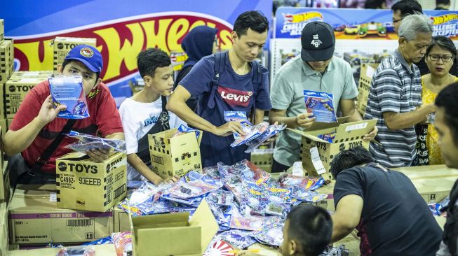 Pengunjung memilah mainan yang dijual pada pameran "The Jakarta 16th Toys & Comics Fair 2020" di Kartika Expo, Balai Kartini, Jakarta, Sabtu (29/2). [ANTARA FOTO/Aprillio Akbar]